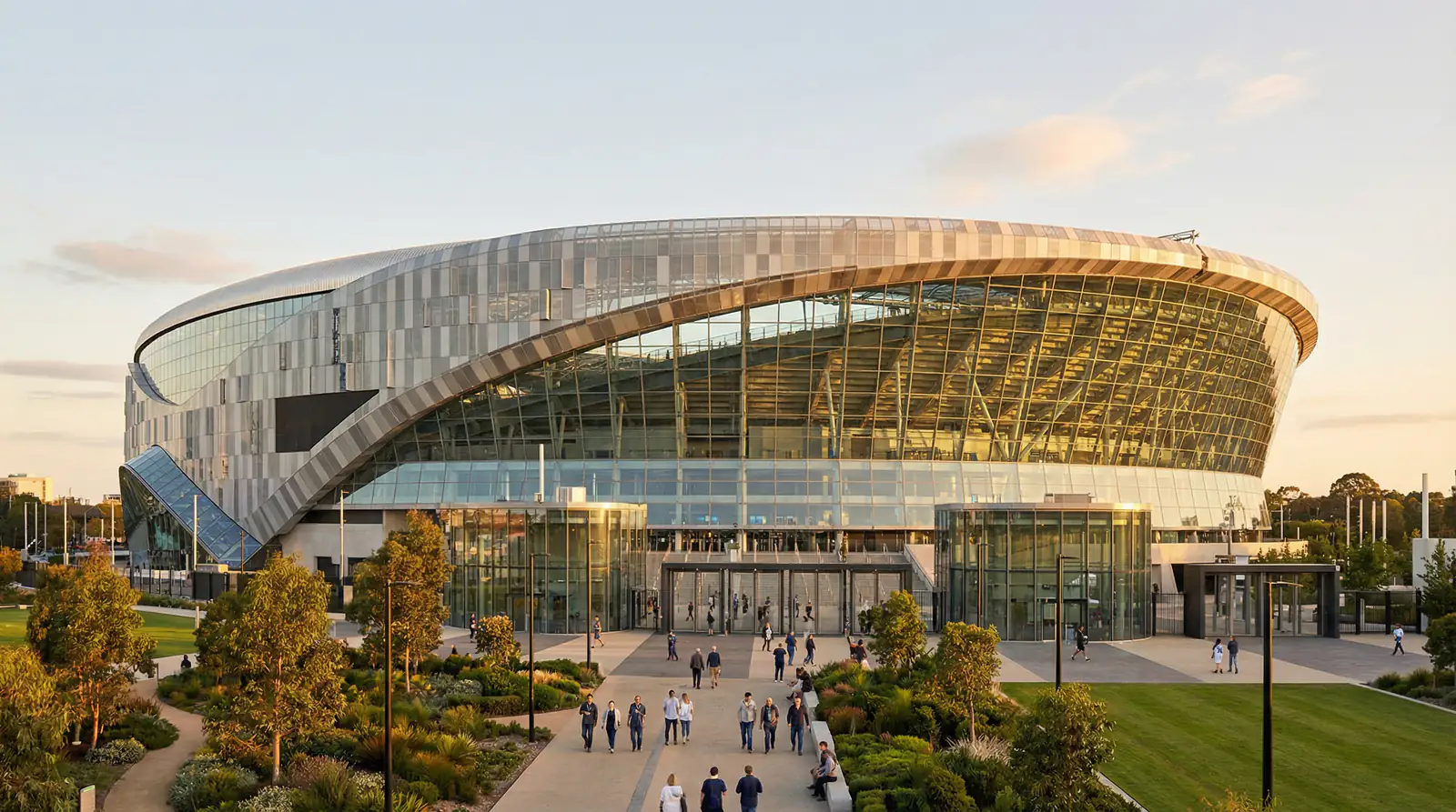 Modert Fussballstadion mat groussem Dach a grengem Terrain vu baussen gesinn